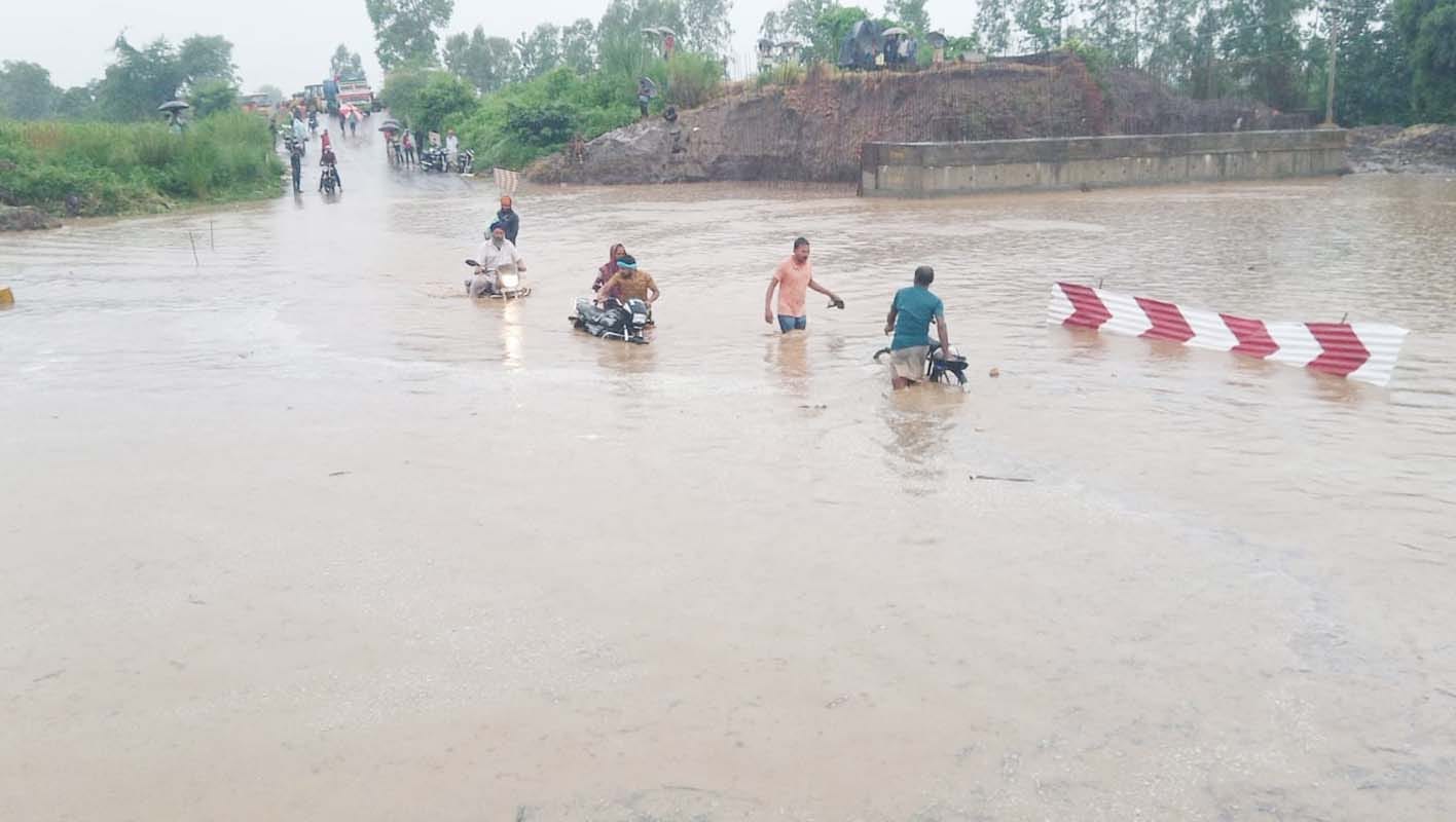 भैंसी पुल के पास भरे पानी से  निकलती  रोडवेज बस