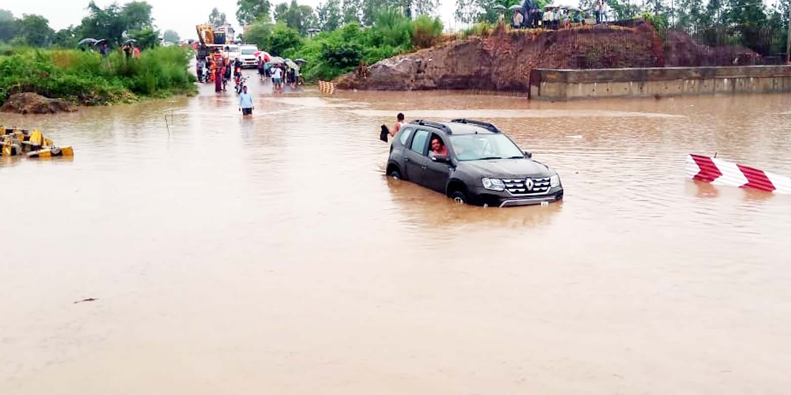 भैंसी पुल के पास भरे पानी से  निकलती  रोडवेज बस