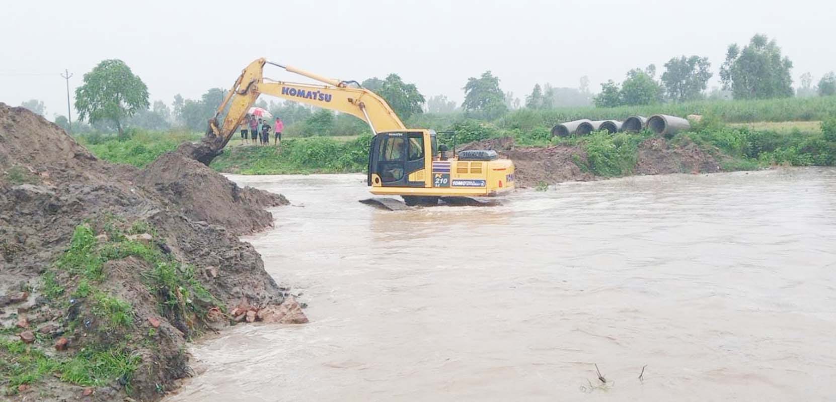 भैंसी पुल के पास भरे पानी से  निकलती  रोडवेज बस