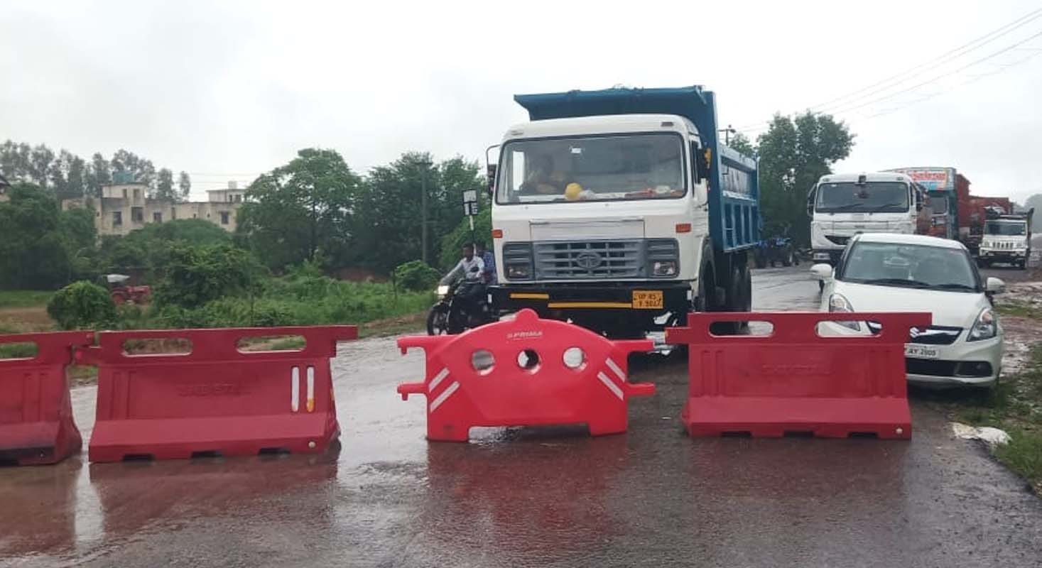 भैंसी पुल के पास भरे पानी से  निकलती  रोडवेज बस