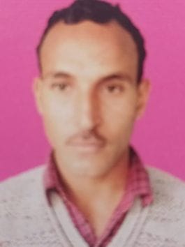 ग्रामीणों को समझाते प्रशासन अधिकारी। संवाद