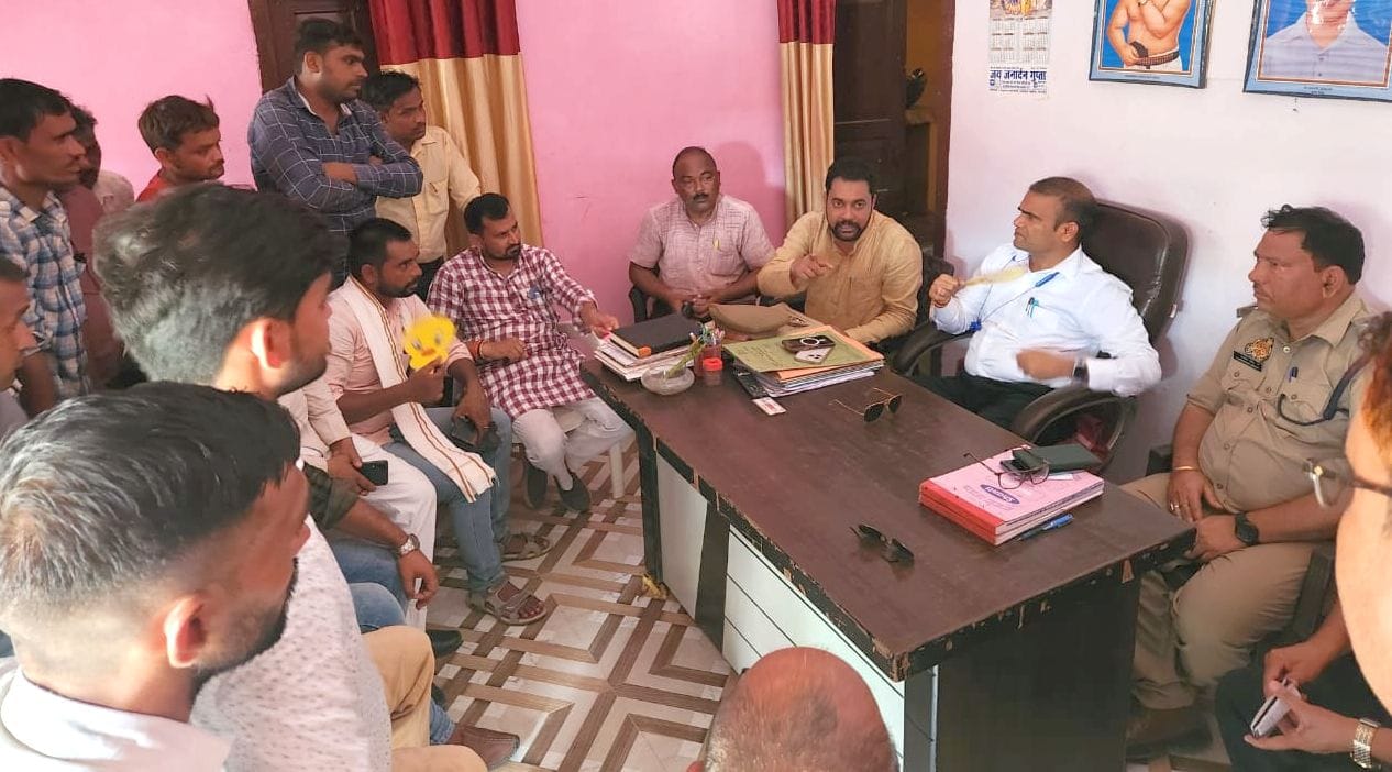 ग्रामीणों को समझाते प्रशासन अधिकारी। संवाद