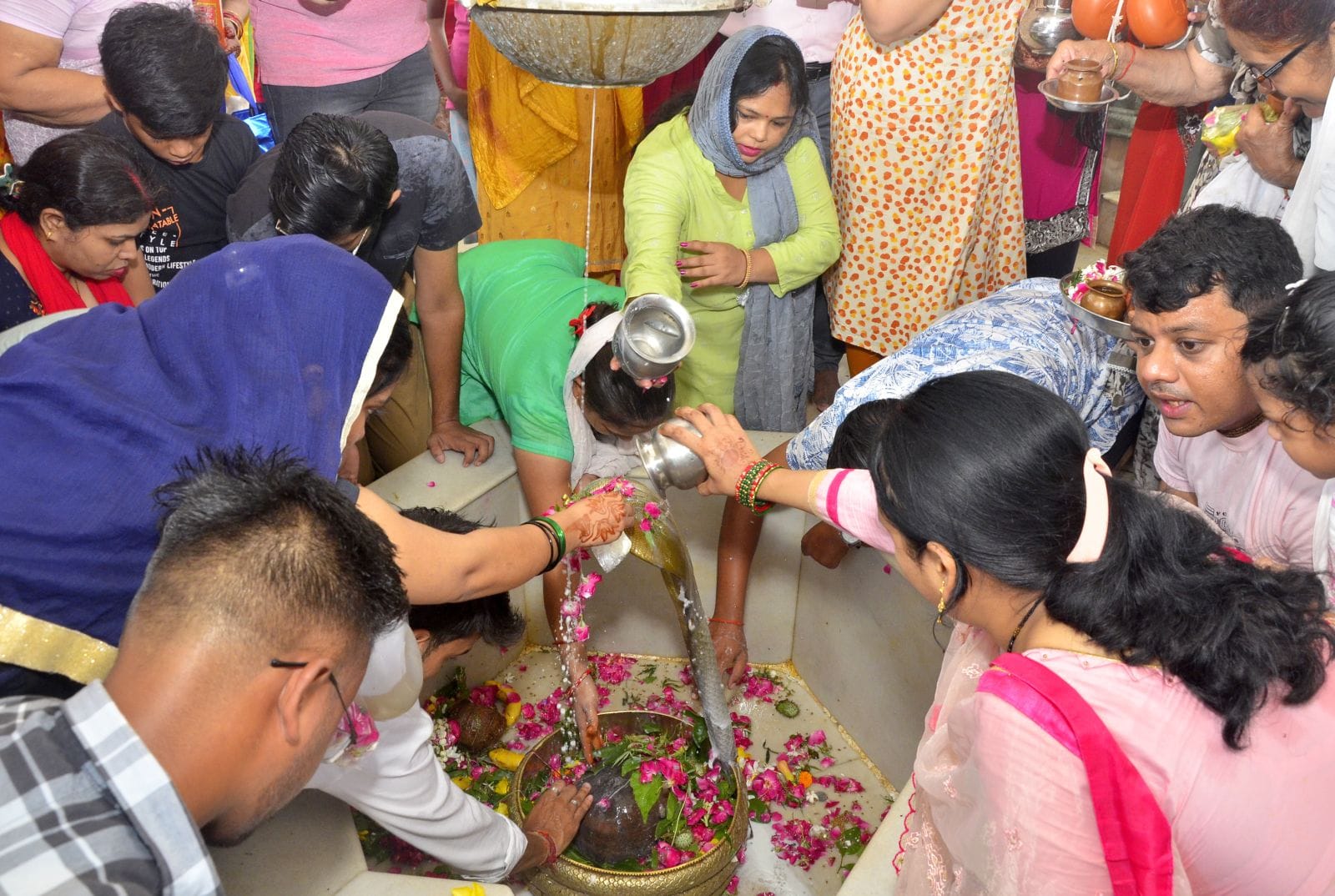 कछला से कांवर सजाकर लाते कांवडिये। संवाद