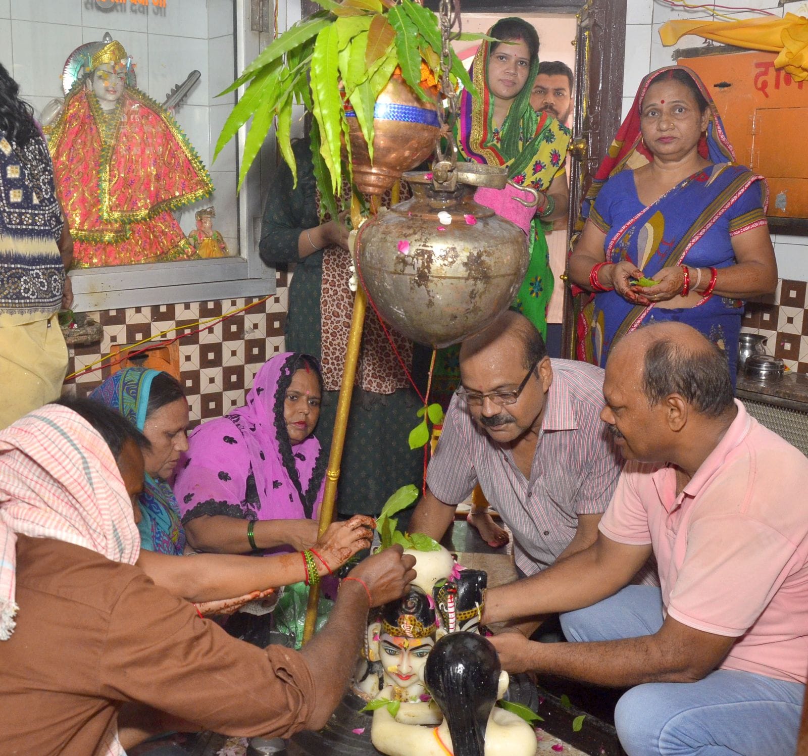कछला से कांवर सजाकर लाते कांवडिये। संवाद