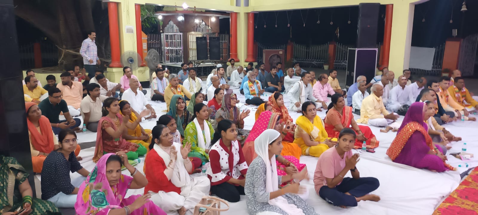 कथा सुनाते व्यास दीपक कृष्ण शास्त्री