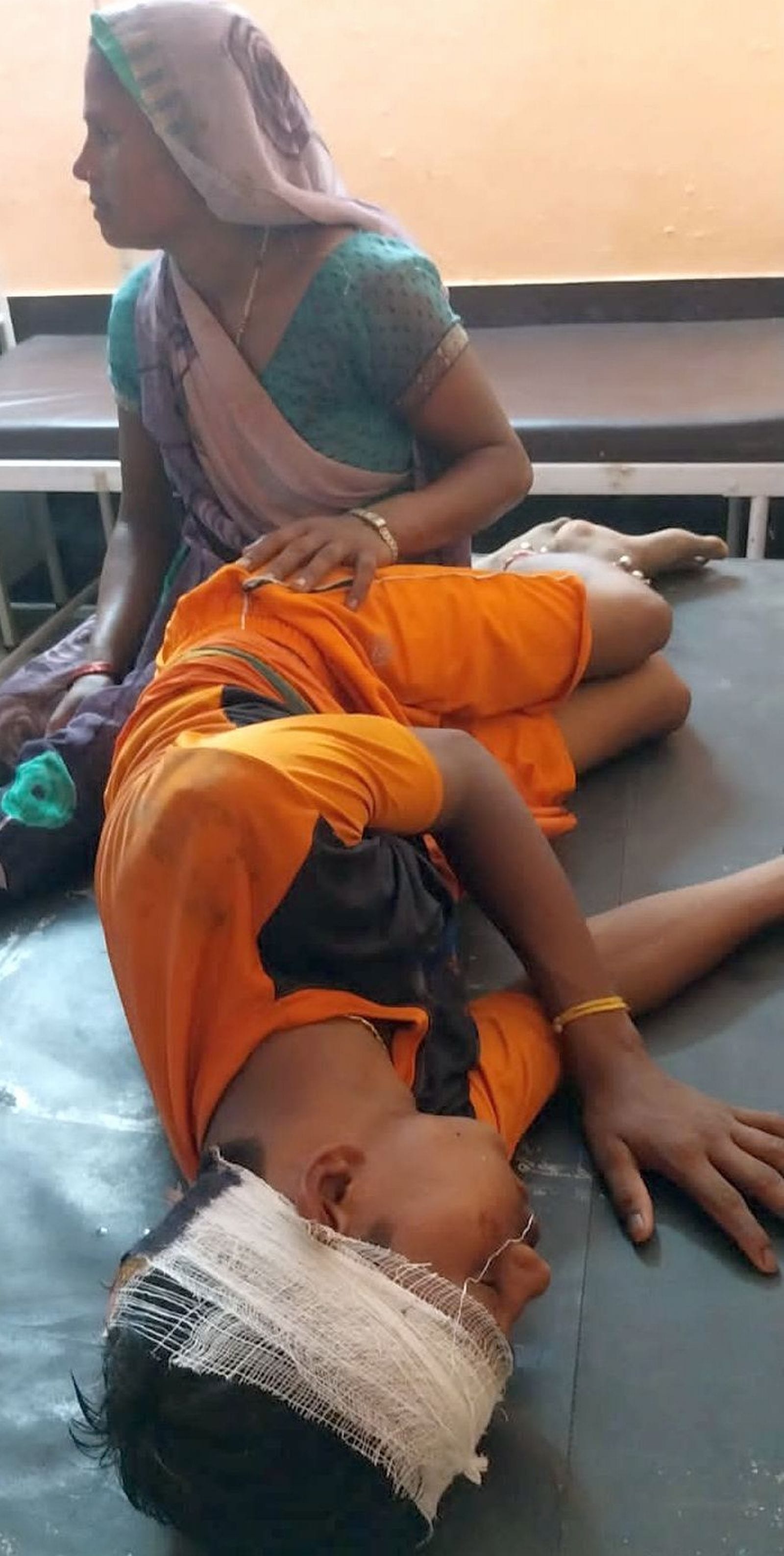 कादरचौक सीएसी में भर्ती घायल कांवड़िये। संवाद