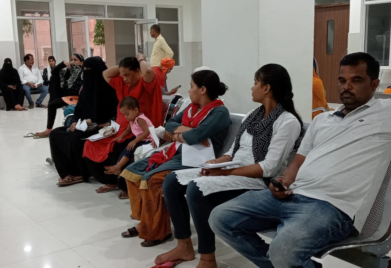 मानिकपुर पीएचसी में बंद पड़ा ताला। संवाद मानिकपुर पीएचसी में बंद पड़ा ताला। संवाद