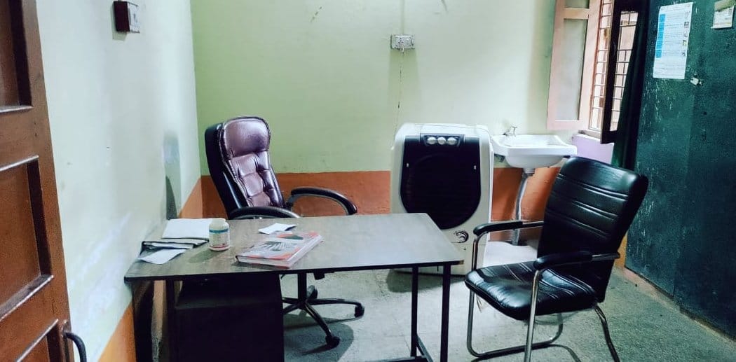 मानिकपुर पीएचसी में बंद पड़ा ताला। संवाद मानिकपुर पीएचसी में बंद पड़ा ताला। संवाद