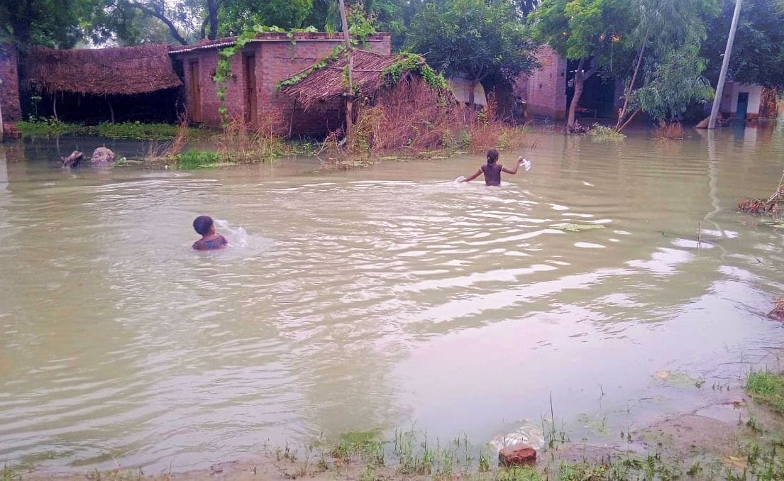 मिर्जापुर के पैलानी में बुखार से पीड़ित पिता पुुुुुुुुुुुुुत्र। संवाद