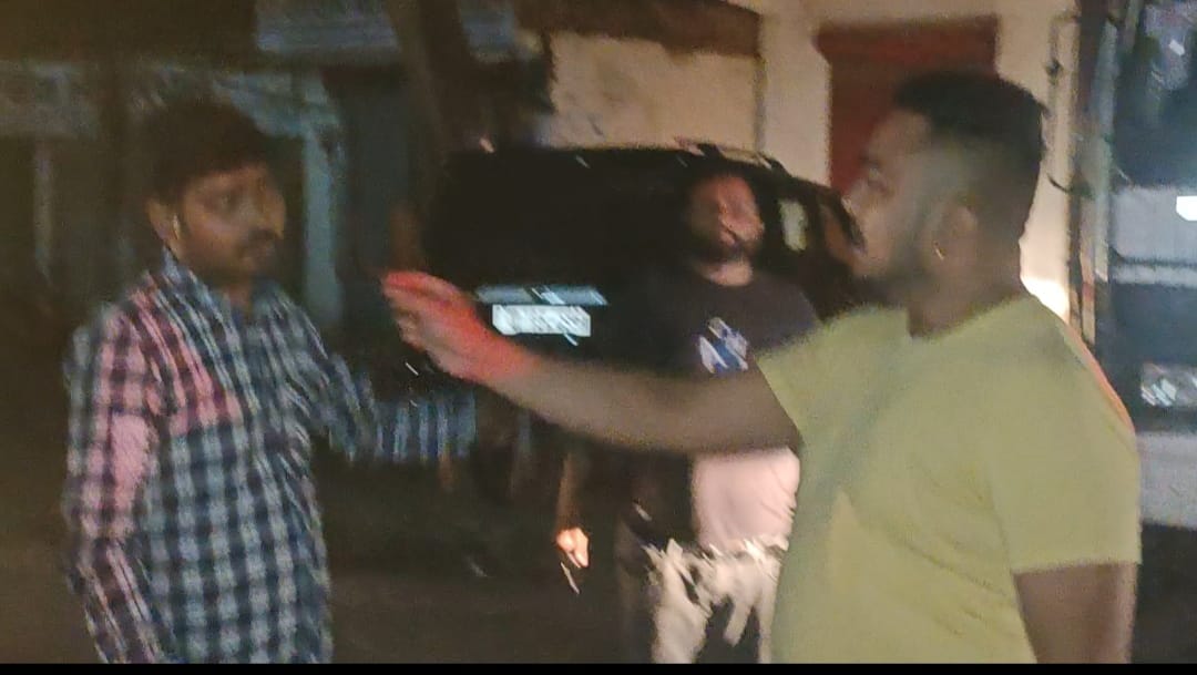 माधोटांडा सीएचसी में खड़ा सामान लदा वाहन । संवाद