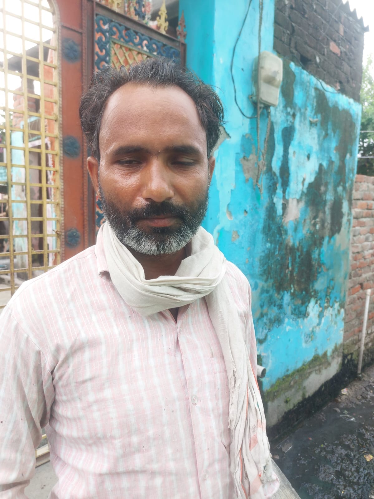 नौगवा पकड़िया में फैंली पडी गंदगी । संवाद