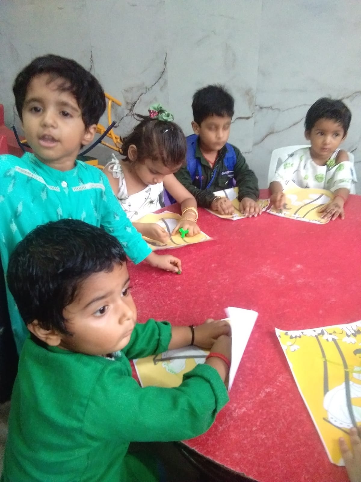 पुवायां में मेंहदी प्रतियोगिता में भाग लेती महिलाएं