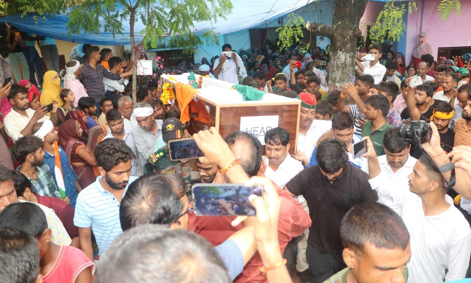 सदर क्षेत्र के बहलोलपुर में सेना के जवान लालजी यादव को श्रद्धांजलि देते जिलाधिकारी प्रकाशचंद् सदर क्षेत्र के बहलोलपुर में सेना के जवान लालजी यादव को श्रद्धांजलि देते जिलाधिकारी प्रकाशचंद्