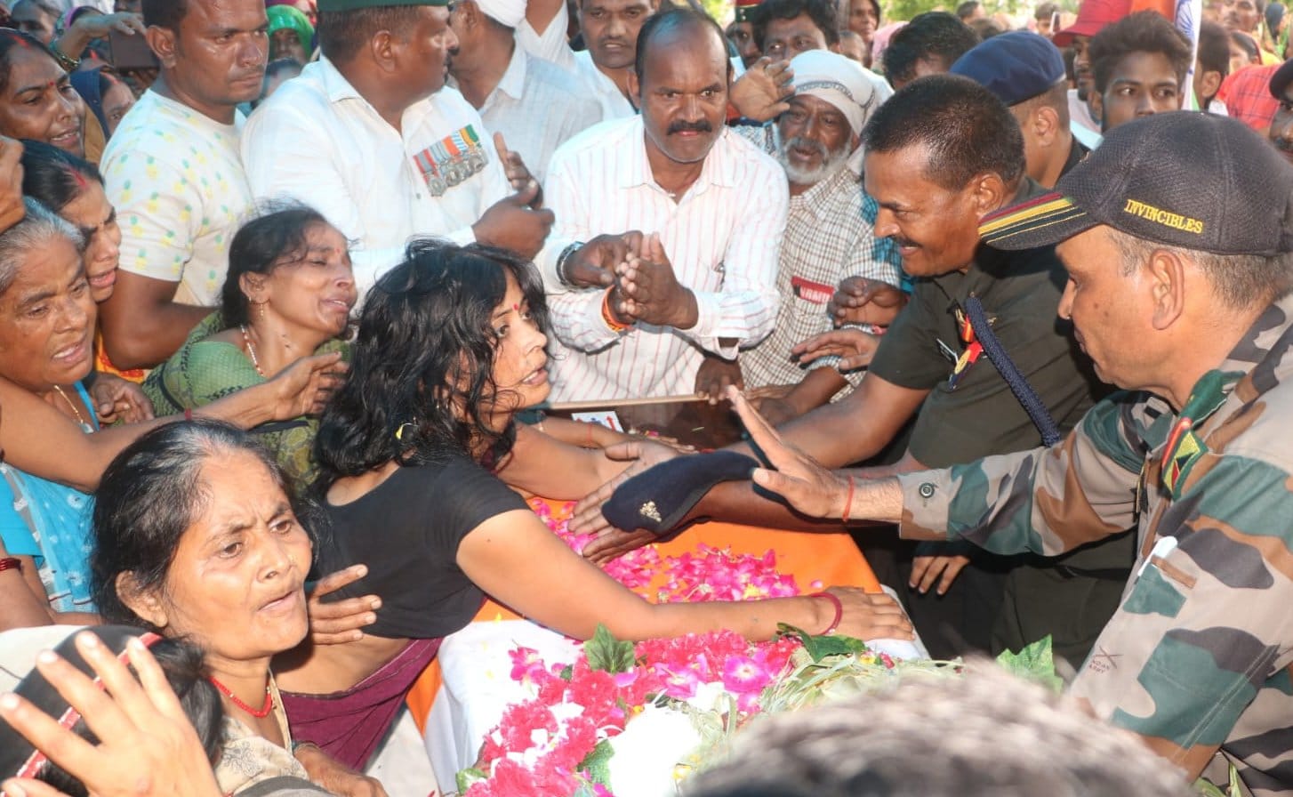 सदर क्षेत्र के बहलोलपुर में सेना के जवान लालजी यादव को श्रद्धांजलि देते जिलाधिकारी प्रकाशचंद् सदर क्षेत्र के बहलोलपुर में सेना के जवान लालजी यादव को श्रद्धांजलि देते जिलाधिकारी प्रकाशचंद्