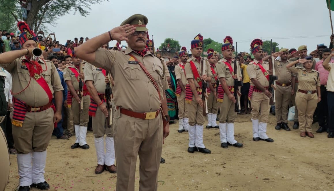 सदर क्षेत्र के बहलोलपुर में सेना के जवान लालजी यादव को श्रद्धांजलि देते जिलाधिकारी प्रकाशचंद् सदर क्षेत्र के बहलोलपुर में सेना के जवान लालजी यादव को श्रद्धांजलि देते जिलाधिकारी प्रकाशचंद्