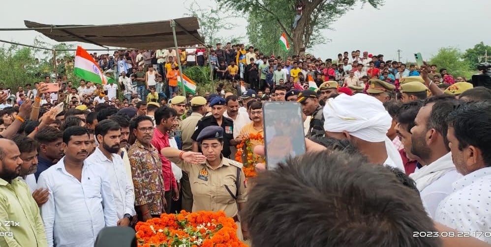 सदर क्षेत्र के बहलोलपुर में सेना के जवान लालजी यादव को श्रद्धांजलि देते जिलाधिकारी प्रकाशचंद् सदर क्षेत्र के बहलोलपुर में सेना के जवान लालजी यादव को श्रद्धांजलि देते जिलाधिकारी प्रकाशचंद्
