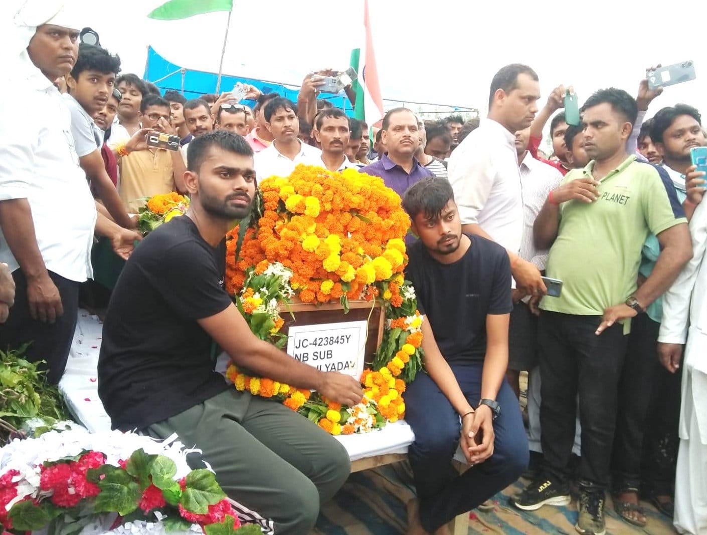 सदर क्षेत्र के बहलोलपुर में सेना के जवान लालजी यादव को श्रद्धांजलि देते जिलाधिकारी प्रकाशचंद् सदर क्षेत्र के बहलोलपुर में सेना के जवान लालजी यादव को श्रद्धांजलि देते जिलाधिकारी प्रकाशचंद्