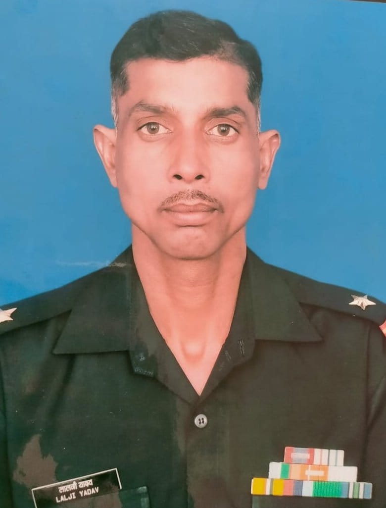 सदर क्षेत्र के बहलोलपुर में सेना के जवान लालजी यादव को श्रद्धांजलि देते जिलाधिकारी प्रकाशचंद् सदर क्षेत्र के बहलोलपुर में सेना के जवान लालजी यादव को श्रद्धांजलि देते जिलाधिकारी प्रकाशचंद्