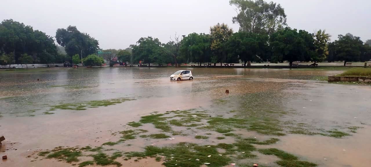 शाहजहांपुर नगर निगम में हुआ जलभराव। संवाद