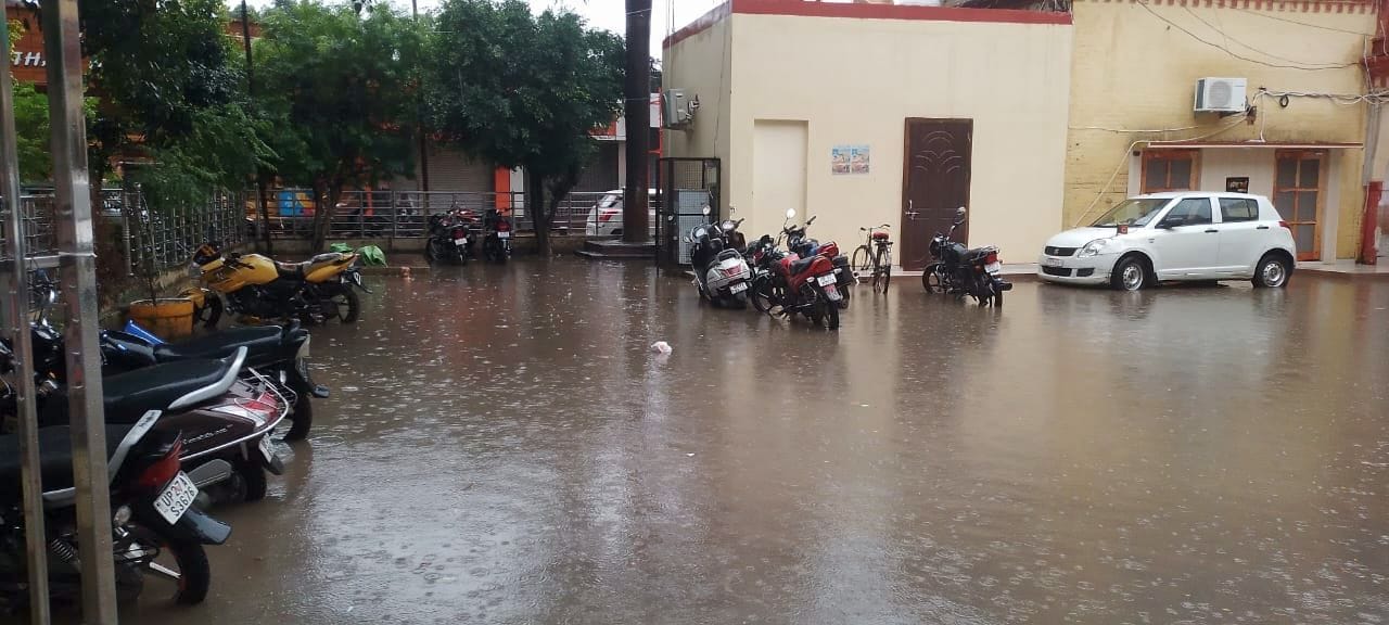शाहजहांपुर नगर निगम में हुआ जलभराव। संवाद