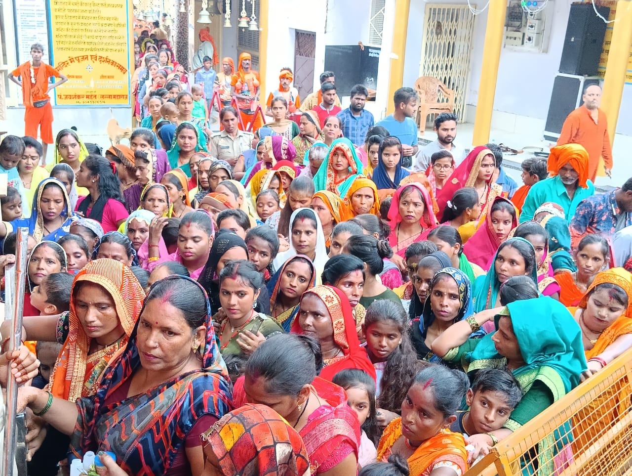 शहर के गौरी शंकर मंदिर में सावन के सोमवार पर जलाभिषेक करने को लगी भक्तो की लाइन । संवाद