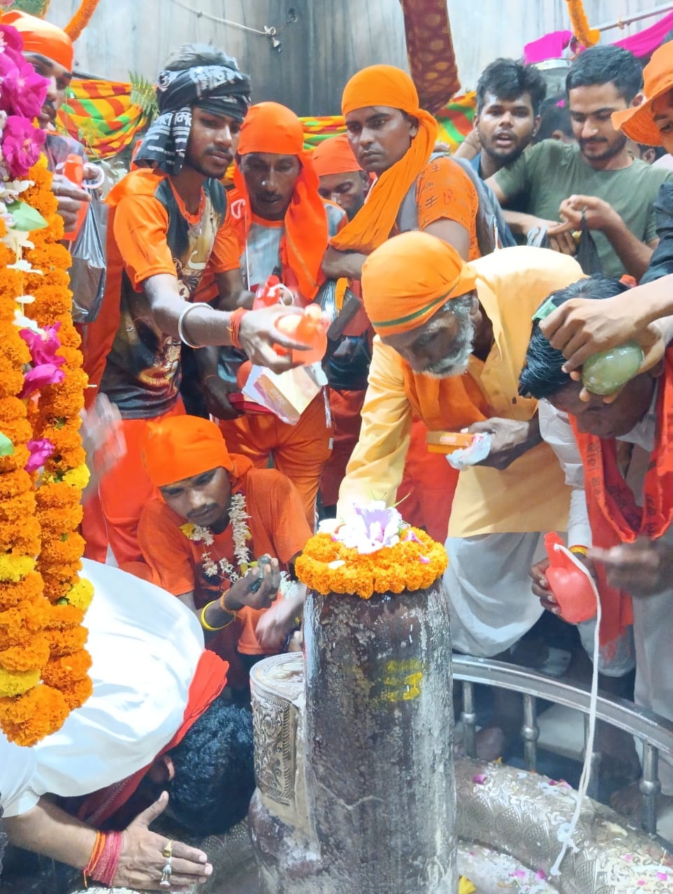शहर के गौरी शंकर मंदिर में सावन के सोमवार पर जलाभिषेक करने को लगी भक्तो की लाइन । संवाद