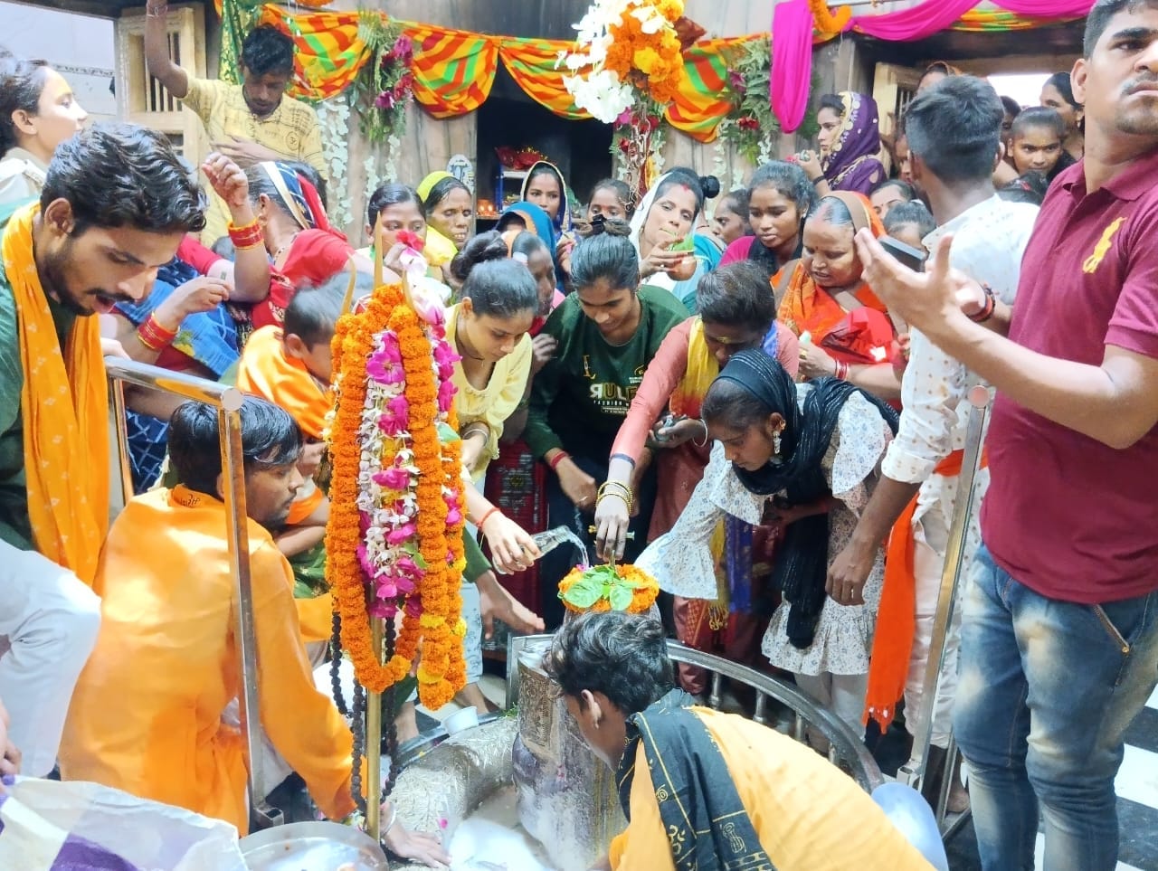 शहर के गौरी शंकर मंदिर में सावन के सोमवार पर जलाभिषेक करने को लगी भक्तो की लाइन । संवाद
