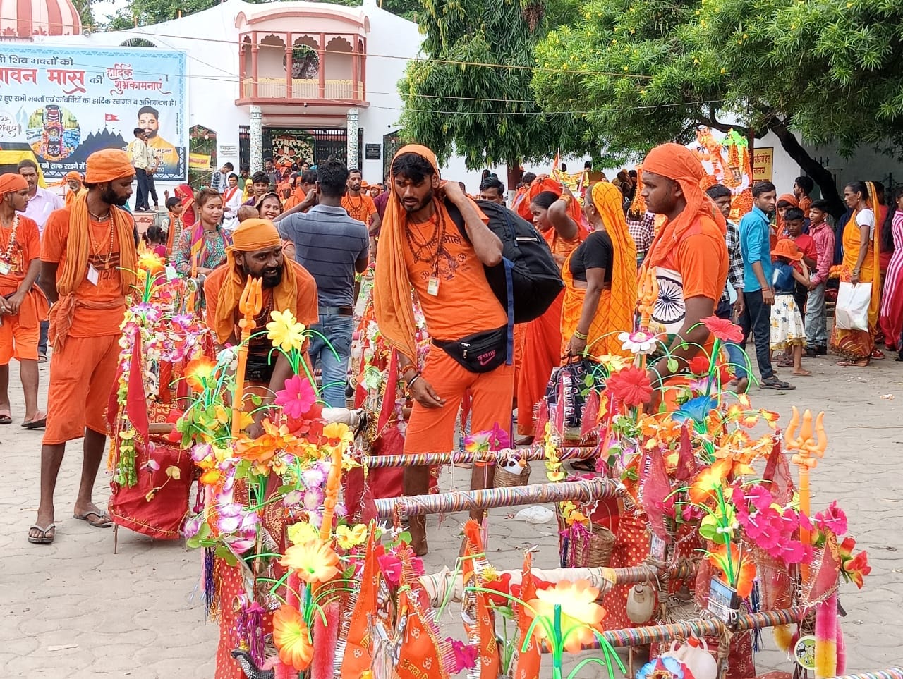 शहर के गौरी शंकर मंदिर में सावन के सोमवार पर जलाभिषेक करने को लगी भक्तो की लाइन । संवाद