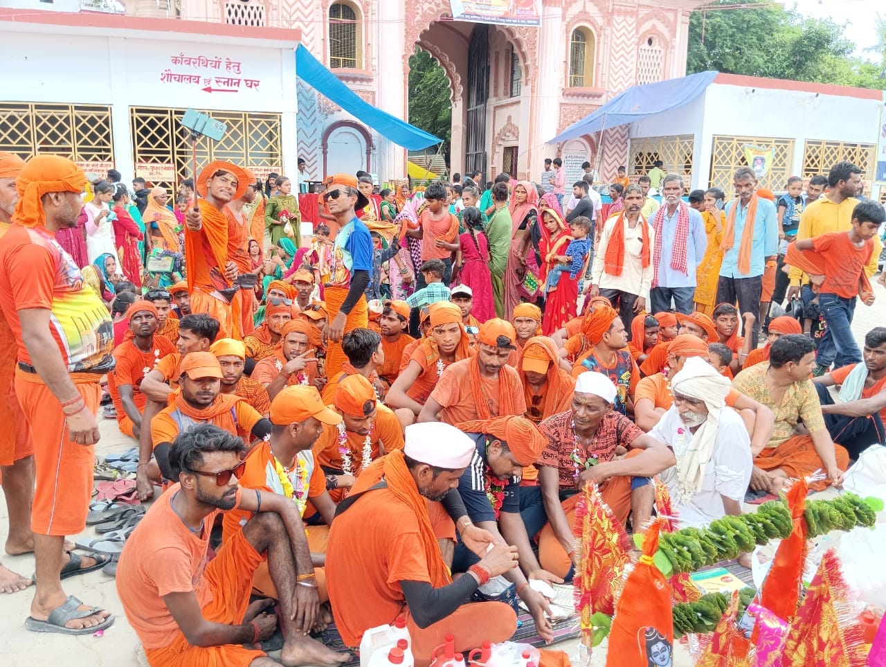 शहर के गौरी शंकर मंदिर में सावन के सोमवार पर जलाभिषेक करने को लगी भक्तो की लाइन । संवाद