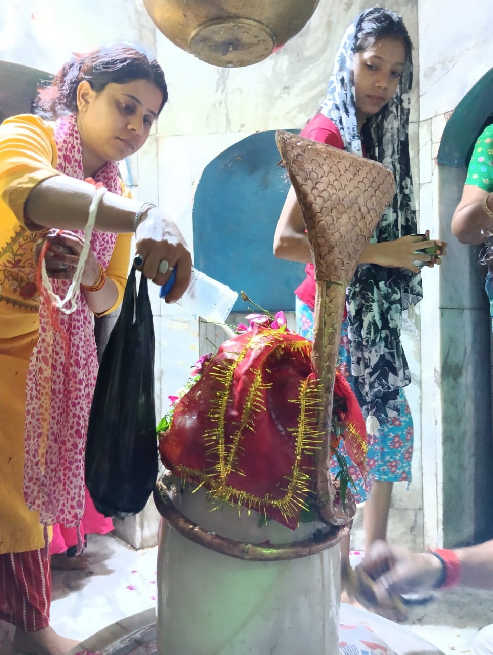 शहर के गौरी शंकर मंदिर में सावन के सोमवार पर जलाभिषेक करने को लगी भक्तो की लाइन । संवाद