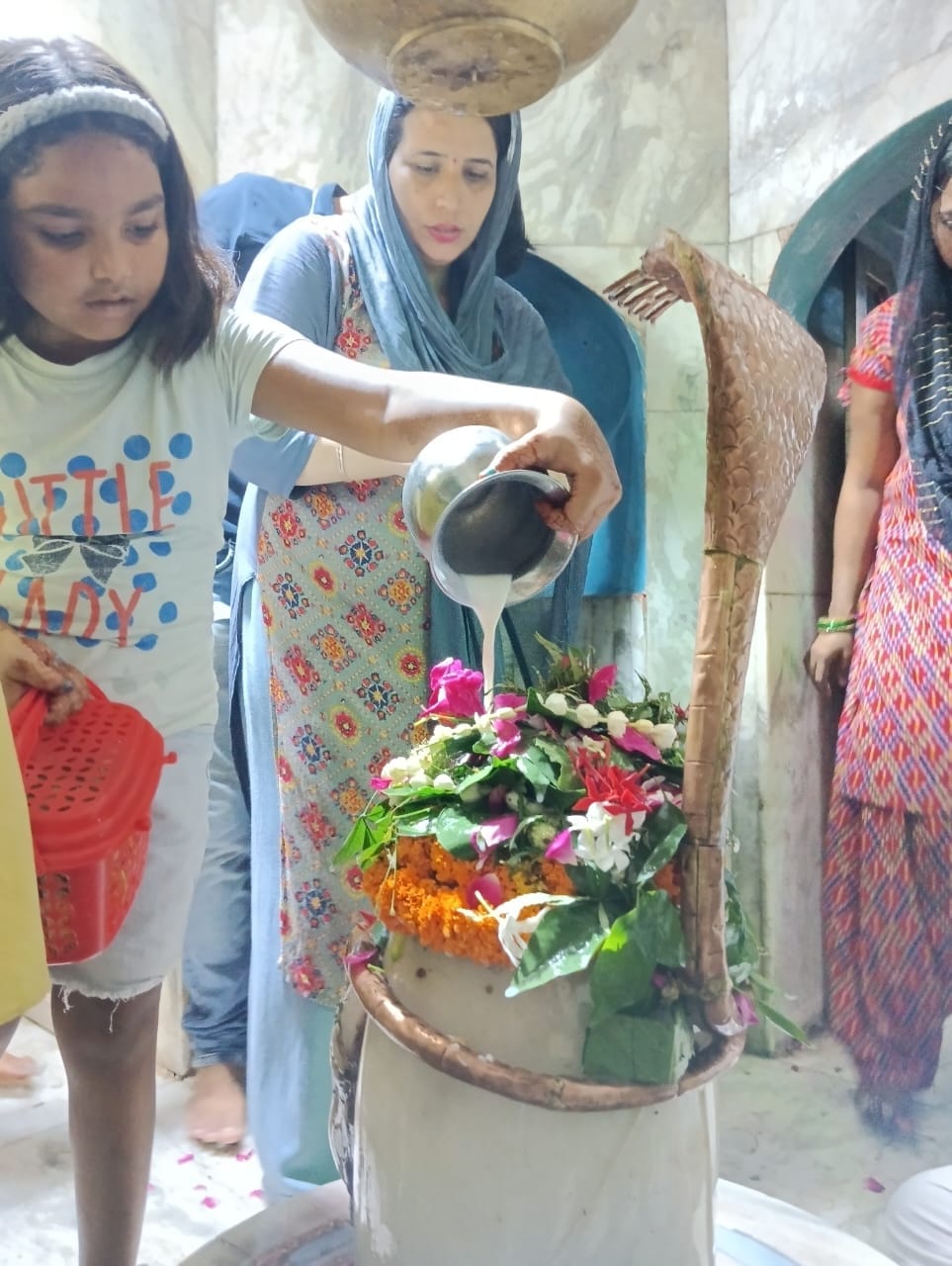 शहर के गौरी शंकर मंदिर में सावन के सोमवार पर जलाभिषेक करने को लगी भक्तो की लाइन । संवाद