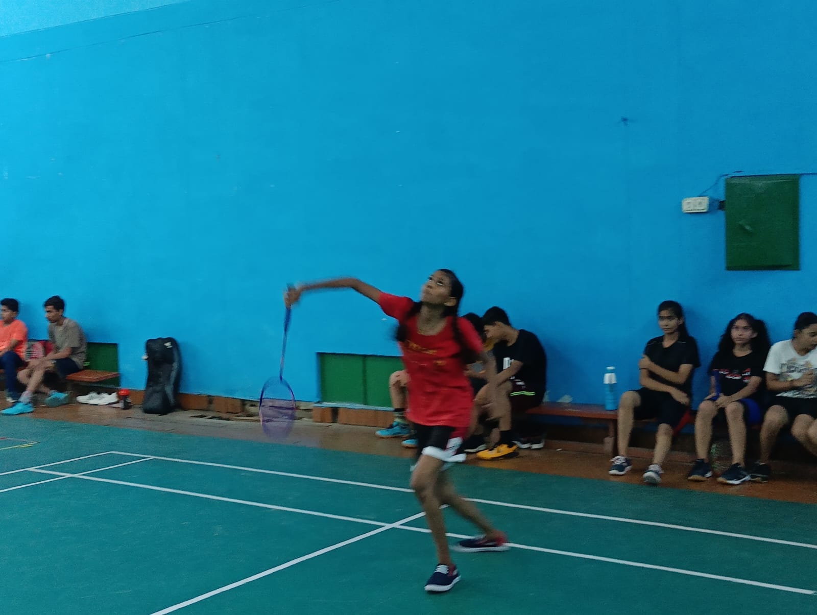 शहर के गांधी स्टेडियम में आयोजित बैंडमिटन प्रतियोगिता में खेलती खिलाड़ी । संवाद