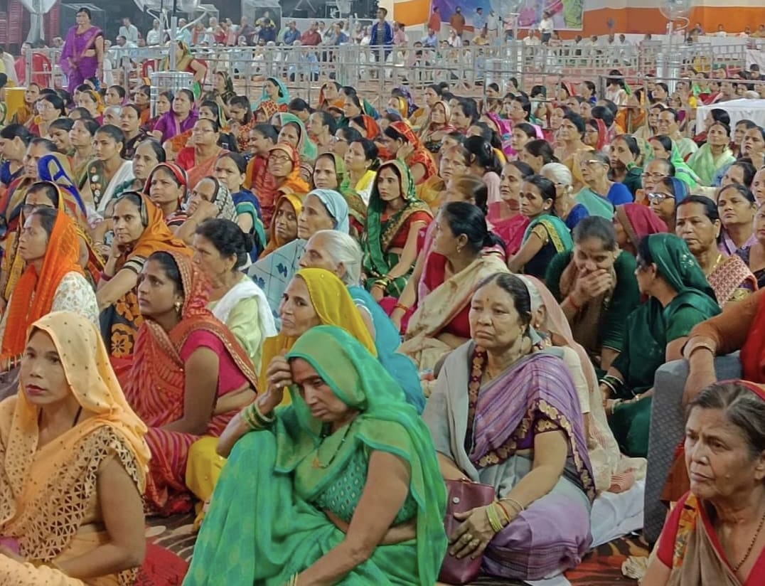 श्री शिव महापुराण कथा एवं रुद्राभिषेक में गद्दी का पूजन करते श्रद्धालु