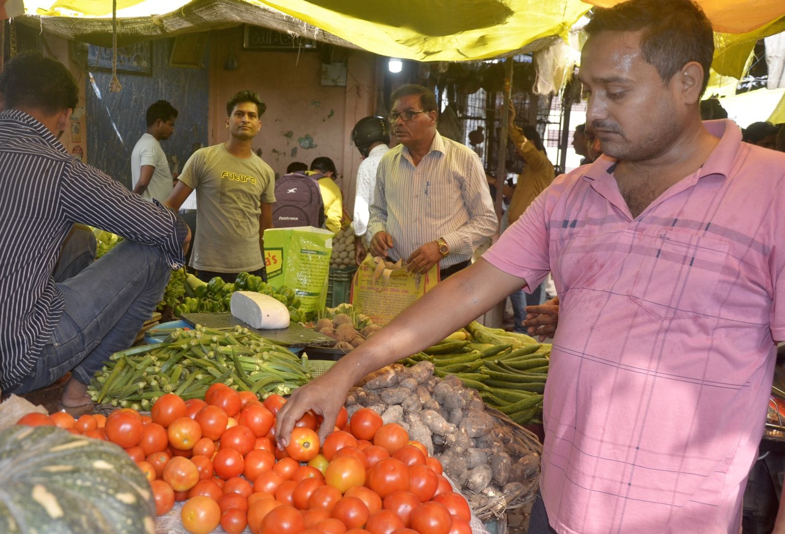 दुकान पर बिकने को रखे मसाले। संवाद