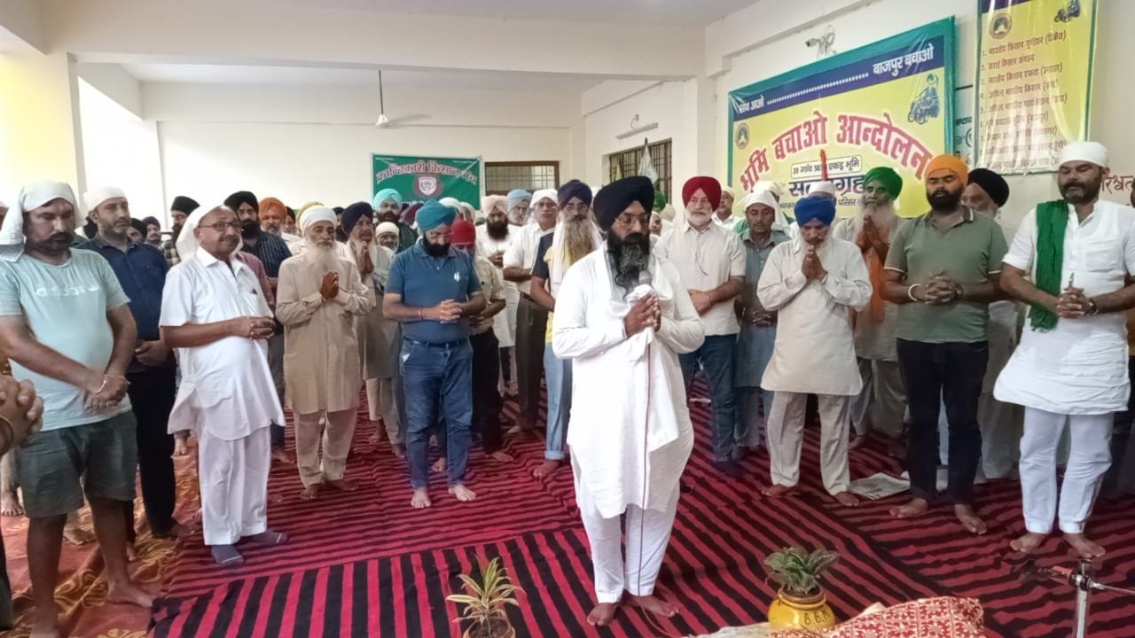 बाजपुर में सत्याग्रह आंदोलन स्थल पर सुखमणि साहिब पाठ करते हुए आंदोलनकारी। संवाद बाजपुर में सत्याग्रह आंदोलन स्थल पर सुखमणि साहिब पाठ करते हुए आंदोलनकारी। संवाद