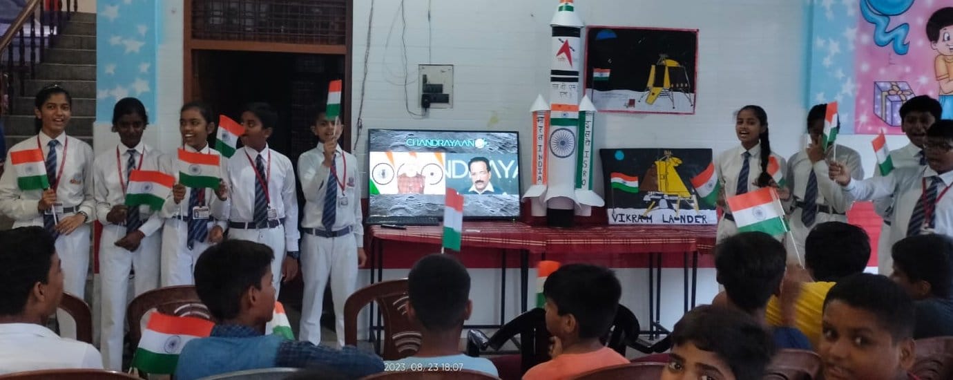 चंद्रयान थ्री के सफल लैंडिंग पर जुलूस निकालकर खुशी का इजहार करते भाजयुमो कार्यकर्ता। संवाद