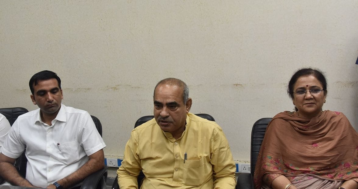 फोटो 03. लघु सचिवालय में पत्रकारों से बातचीत करते परिवहन मंत्री मूलचंद शर्मा, साथ में विधायक नि फोटो 03. लघु सचिवालय में पत्रकारों से बातचीत करते परिवहन मंत्री मूलचंद शर्मा, साथ में विधायक नि