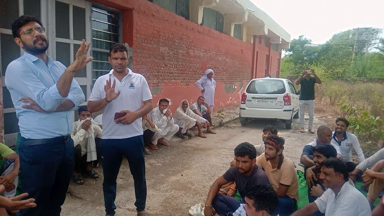 फोटो 15- गांव कथूरा के ग्रामीणों द्वारा बिजली घर का गेट बंद करने के बाद प्रदर्शन कर रहे लोगों क फोटो 15- गांव कथूरा के ग्रामीणों द्वारा बिजली घर का गेट बंद करने के बाद प्रदर्शन कर रहे लोगों क