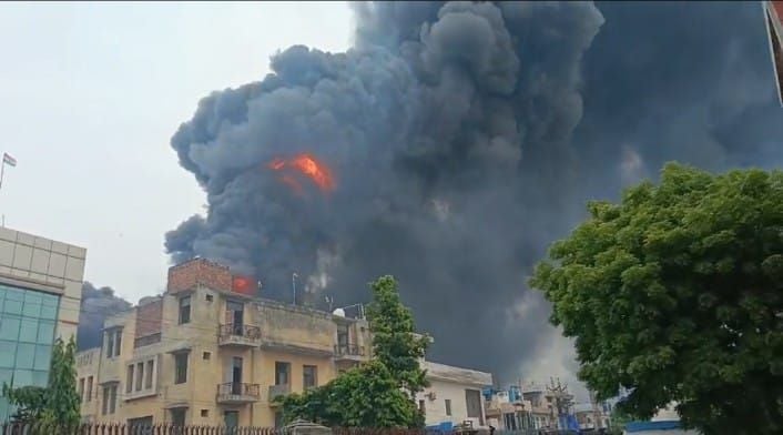 फोटो :23: बड़ी औद्योगिक क्षेत्र स्थित फैक्टरी में लगी आग के बाद फैला धुएं का गुबार व काबू पाने 