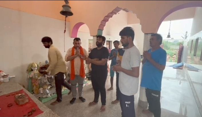 फोटो :25: खान कॉलोनी में मंदिर के अंदर हनुमान चालीसा का पाठ करते हिंदू संगठनों के सदस्य। संवाद फोटो :25: खान कॉलोनी में मंदिर के अंदर हनुमान चालीसा का पाठ करते हिंदू संगठनों के सदस्य। संवाद