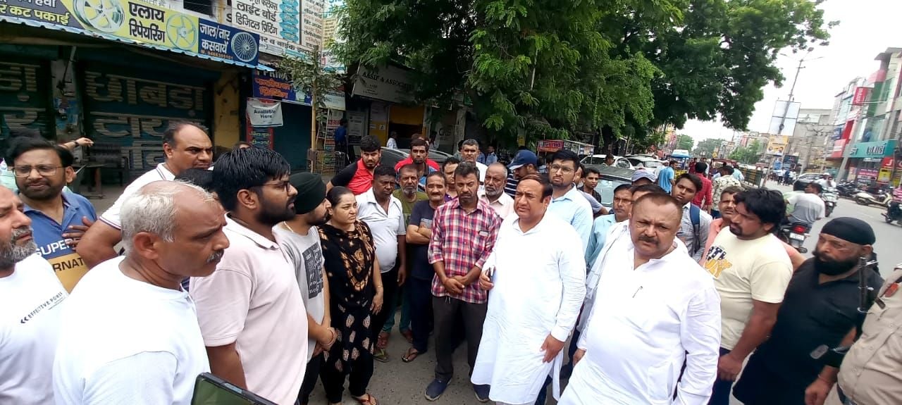 फोटो 28. सुभाष चौक पर दुकानें गिराने के लिए प्रशासन की ओर से मंगाया गया बुलडोजर। संवाद फोटो 28. सुभाष चौक पर दुकानें गिराने के लिए प्रशासन की ओर से मंगाया गया बुलडोजर। संवाद