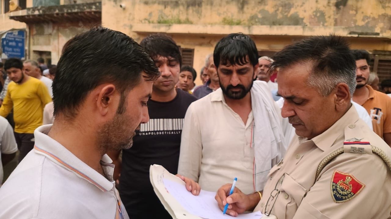 फोटो :36: गोहाना के महमूदपुर में युवक की हत्या व दोस्त पर जानलेवा हमला करने के मामले में जांच क फोटो :36: गोहाना के महमूदपुर में युवक की हत्या व दोस्त पर जानलेवा हमला करने के मामले में जांच क