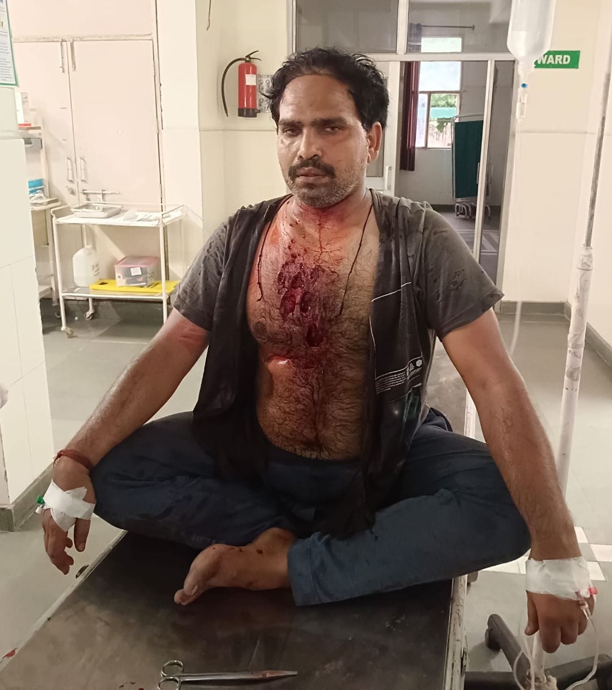फोटो :36: गोहाना के महमूदपुर में युवक की हत्या व दोस्त पर जानलेवा हमला करने के मामले में जांच क फोटो :36: गोहाना के महमूदपुर में युवक की हत्या व दोस्त पर जानलेवा हमला करने के मामले में जांच क