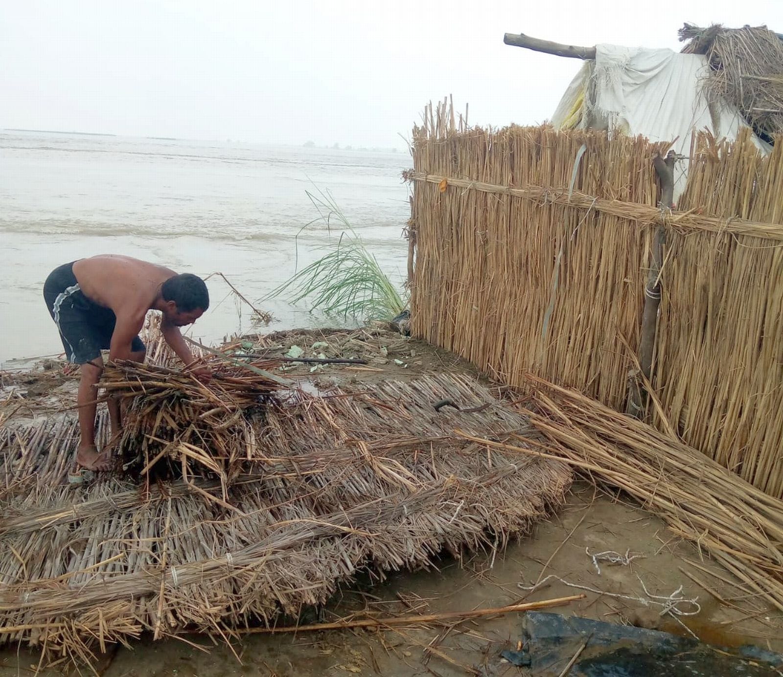 ग्राम बछौरा में कम हो रहा बाढ़ का पानी। संवाद