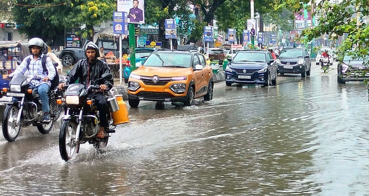 गदरपुर के आवास विकास काॅलोनी में बारिस से हुआ जलभराव। संवाद गदरपुर के आवास विकास काॅलोनी में बारिस से हुआ जलभराव। संवाद