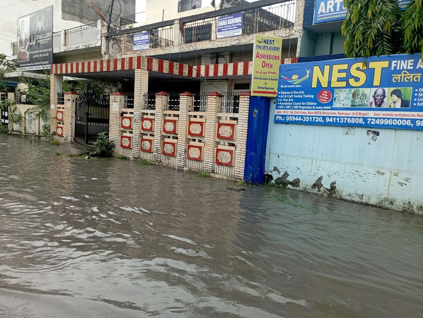 गदरपुर के आवास विकास काॅलोनी में बारिस से हुआ जलभराव। संवाद गदरपुर के आवास विकास काॅलोनी में बारिस से हुआ जलभराव। संवाद