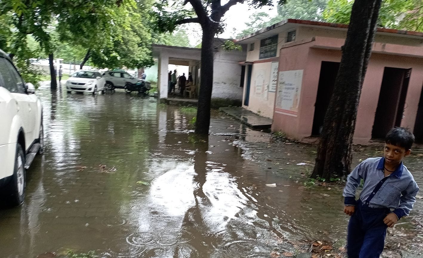 गदरपुर के आवास विकास काॅलोनी में बारिस से हुआ जलभराव। संवाद गदरपुर के आवास विकास काॅलोनी में बारिस से हुआ जलभराव। संवाद