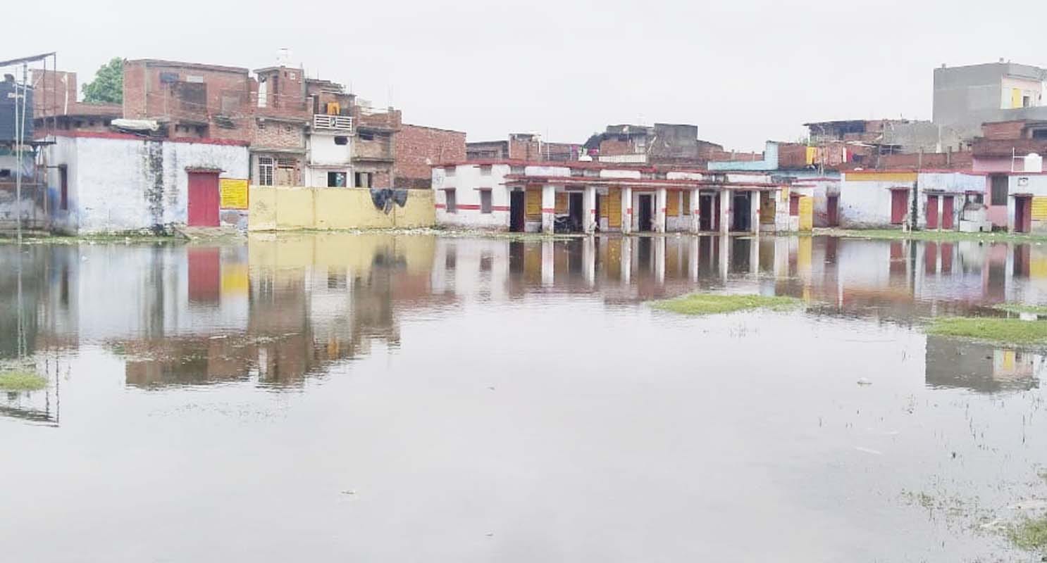 गांव रसवां कलां जाने वाले मार्ग पर बह रहा पानी