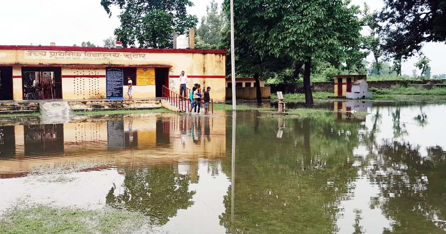गांव रसवां कलां जाने वाले मार्ग पर बह रहा पानी