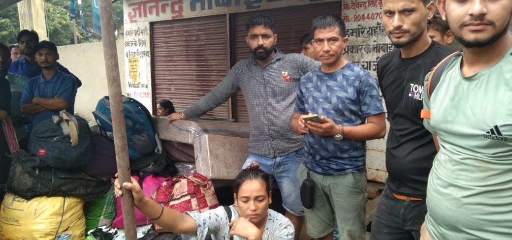 निगोही में ब्लॉक कार्यालय के सामने पलटी बस